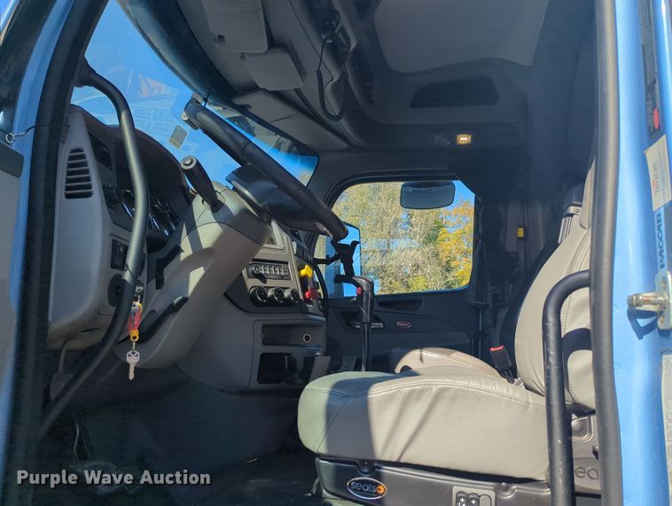 image for item OL9123 2015 Peterbilt 579  semi truck