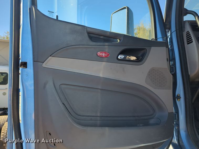 image for item OL9123 2015 Peterbilt 579  semi truck