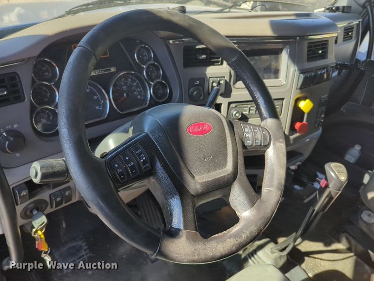 image for item OL9123 2015 Peterbilt 579  semi truck