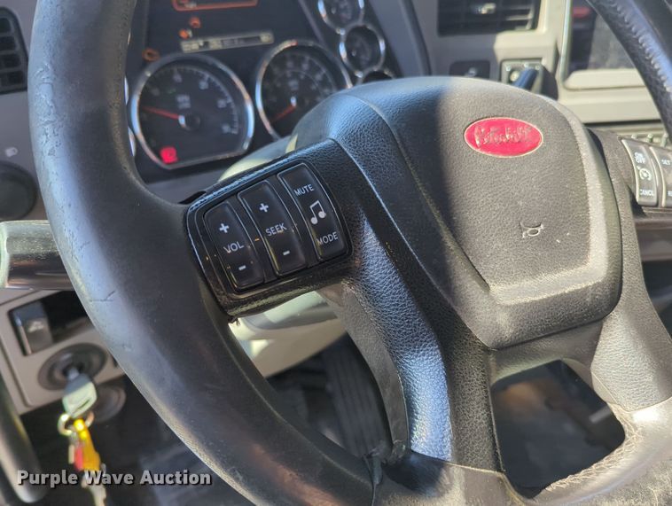image for item OL9123 2015 Peterbilt 579  semi truck