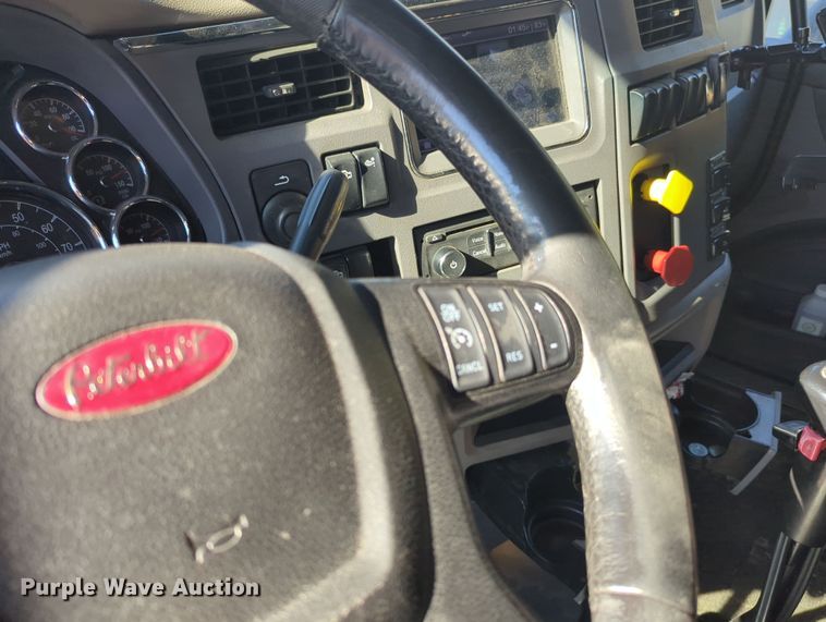 image for item OL9123 2015 Peterbilt 579  semi truck