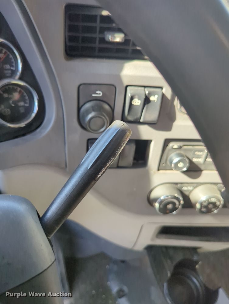 image for item OL9123 2015 Peterbilt 579  semi truck