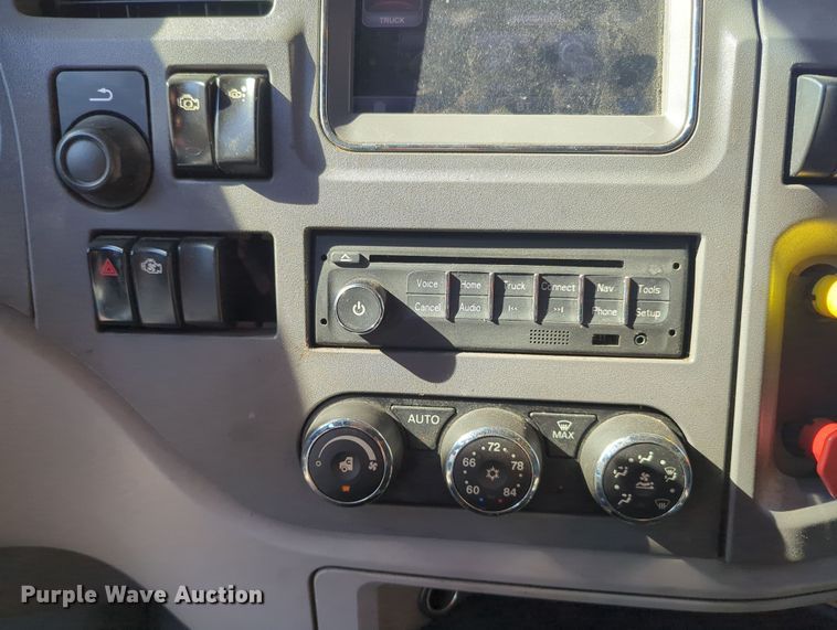 image for item OL9123 2015 Peterbilt 579  semi truck