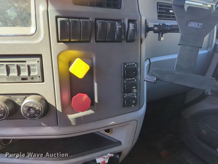 image for item OL9123 2015 Peterbilt 579  semi truck