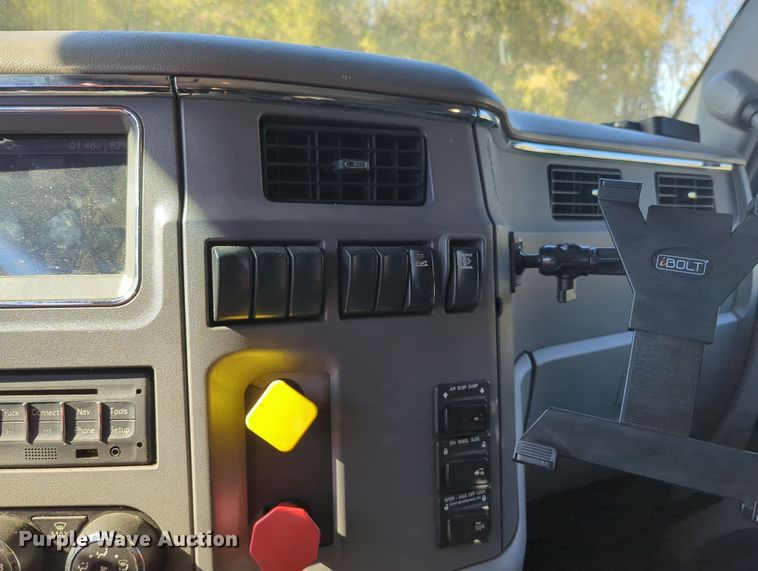 image for item OL9123 2015 Peterbilt 579  semi truck