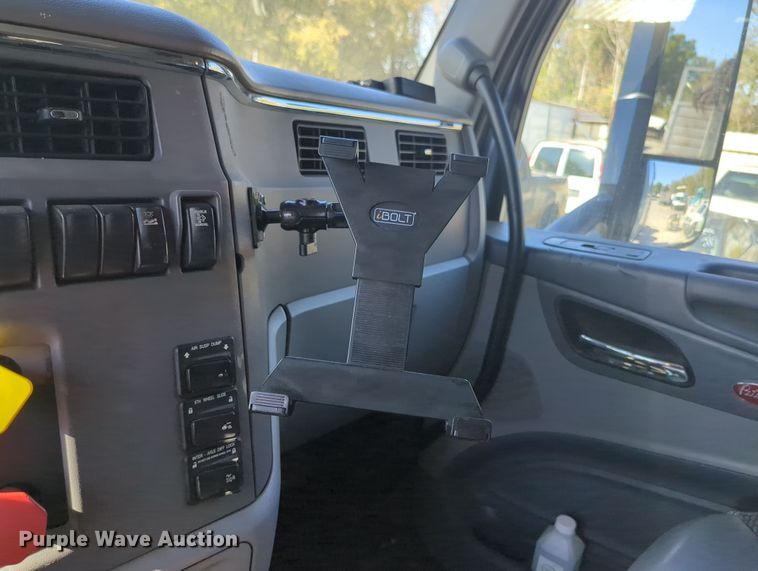 image for item OL9123 2015 Peterbilt 579  semi truck