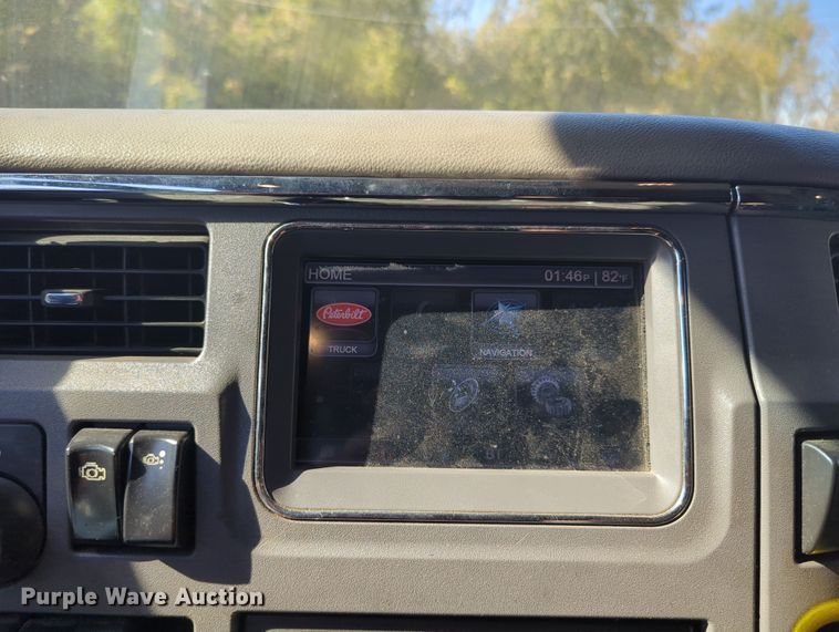 image for item OL9123 2015 Peterbilt 579  semi truck