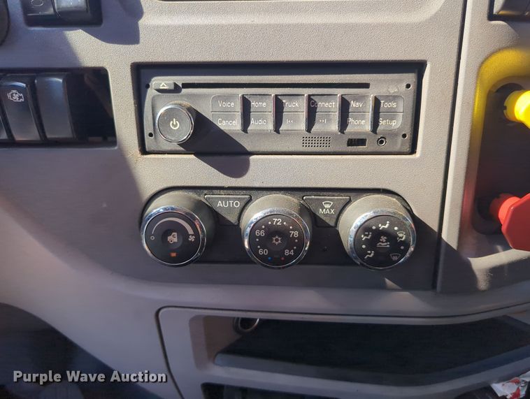 image for item OL9123 2015 Peterbilt 579  semi truck