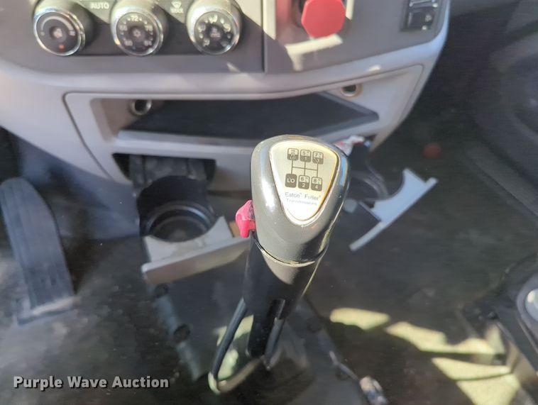 image for item OL9123 2015 Peterbilt 579  semi truck