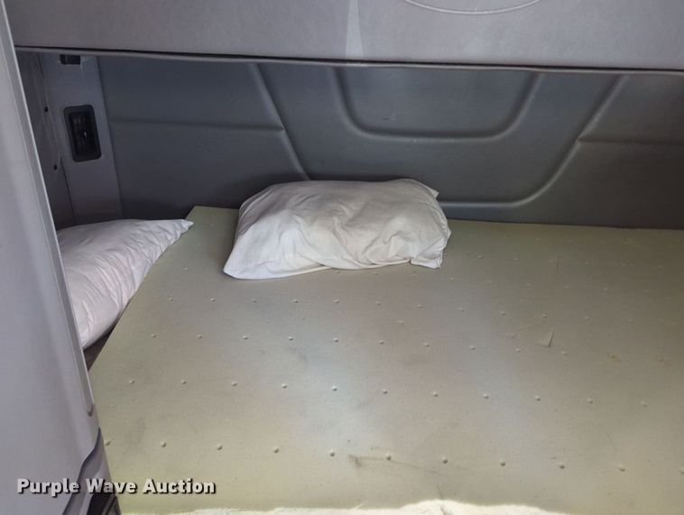 image for item OL9123 2015 Peterbilt 579  semi truck