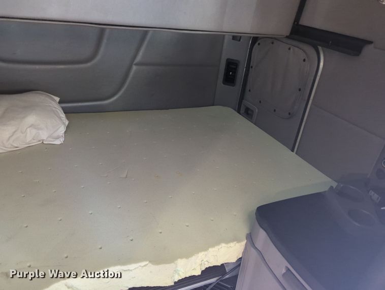 image for item OL9123 2015 Peterbilt 579  semi truck