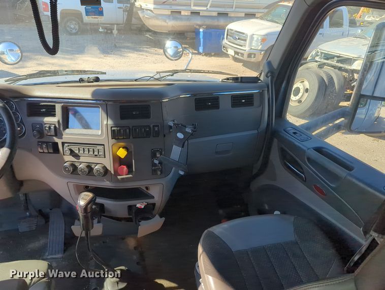 image for item OL9123 2015 Peterbilt 579  semi truck