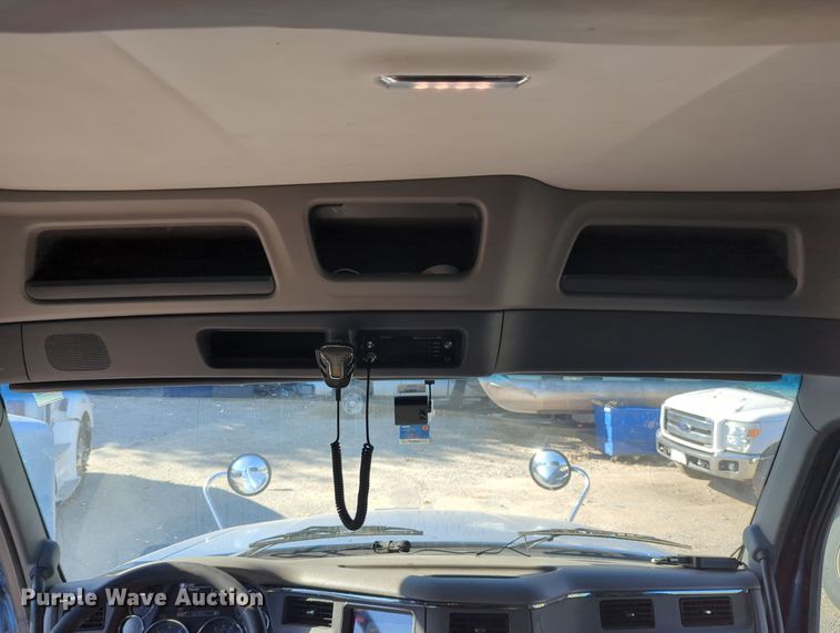 image for item OL9123 2015 Peterbilt 579  semi truck