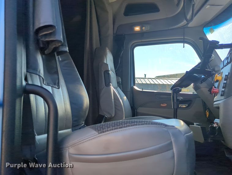 image for item OL9123 2015 Peterbilt 579  semi truck