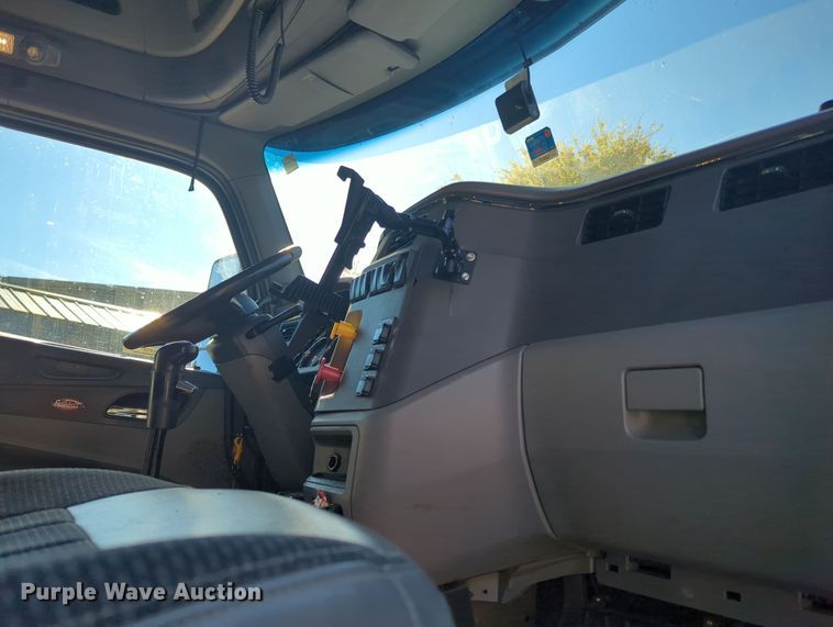 image for item OL9123 2015 Peterbilt 579  semi truck