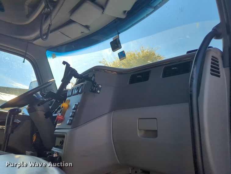 image for item OL9123 2015 Peterbilt 579  semi truck