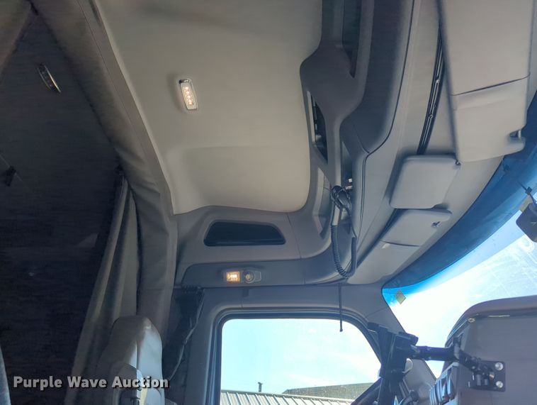 image for item OL9123 2015 Peterbilt 579  semi truck