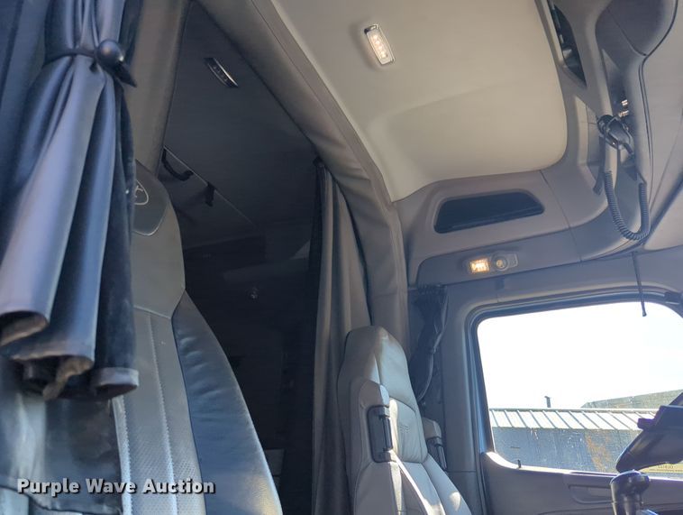 image for item OL9123 2015 Peterbilt 579  semi truck