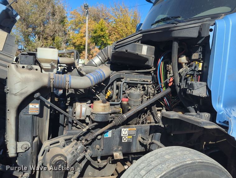 image for item OL9123 2015 Peterbilt 579  semi truck