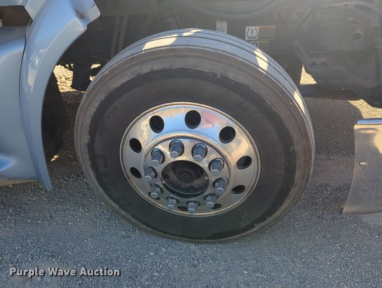 image for item OL9123 2015 Peterbilt 579  semi truck