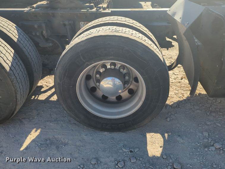 image for item OL9123 2015 Peterbilt 579  semi truck