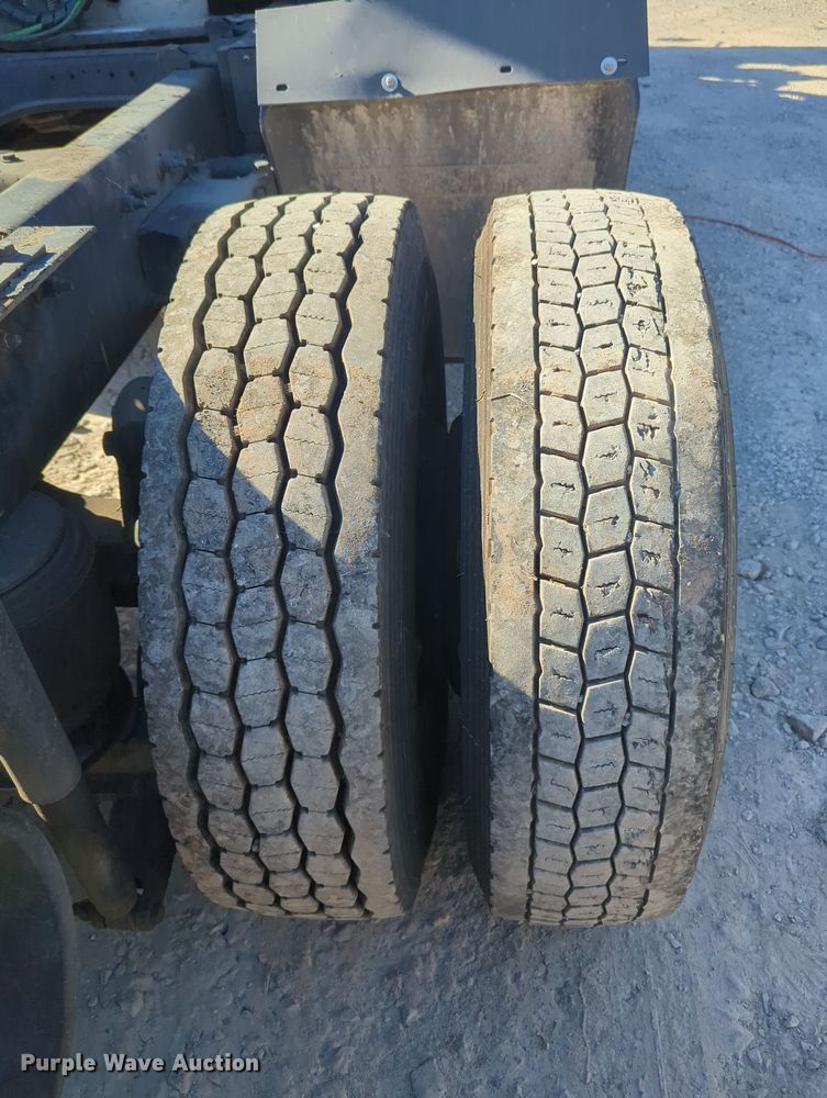 image for item OL9123 2015 Peterbilt 579  semi truck