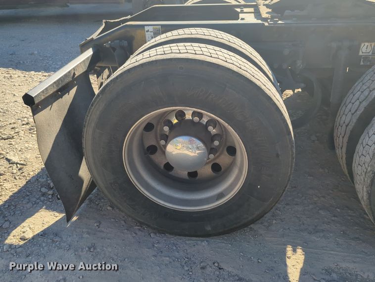 image for item OL9123 2015 Peterbilt 579  semi truck