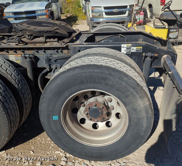 image for item OL9123 2015 Peterbilt 579  semi truck