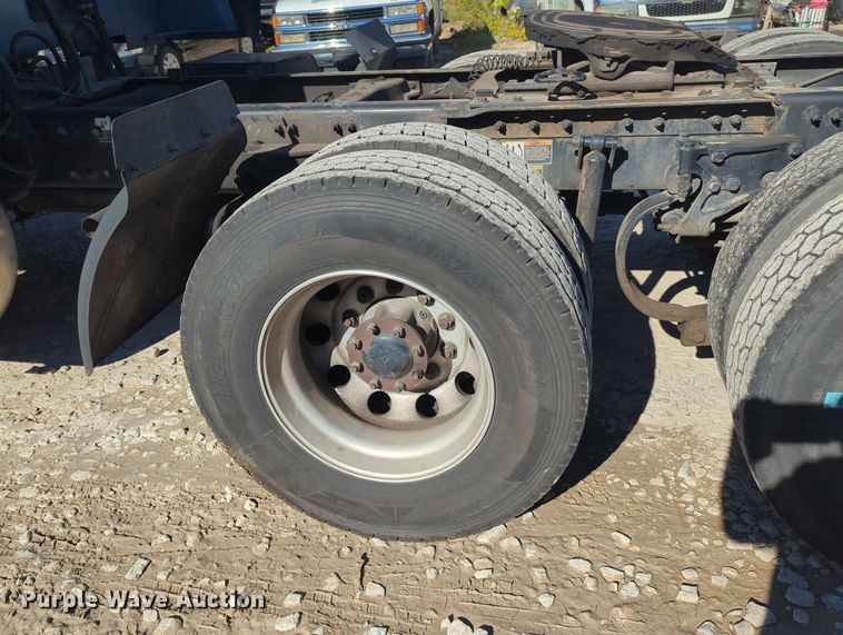 image for item OL9123 2015 Peterbilt 579  semi truck