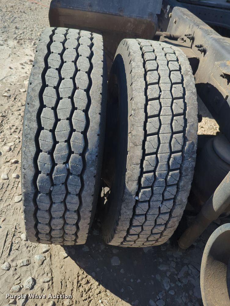 image for item OL9123 2015 Peterbilt 579  semi truck