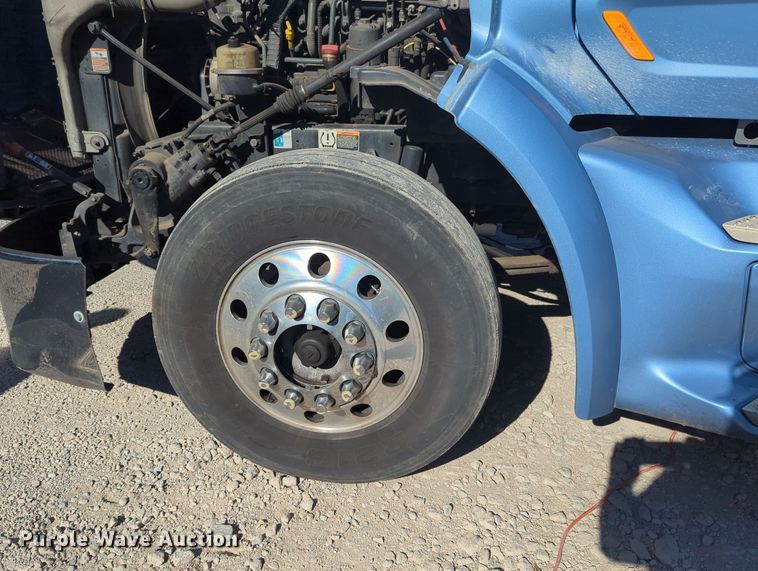image for item OL9123 2015 Peterbilt 579  semi truck