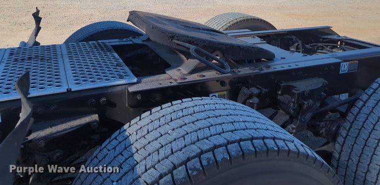 image for item OL9133 2020 Kenworth T680  semi truck