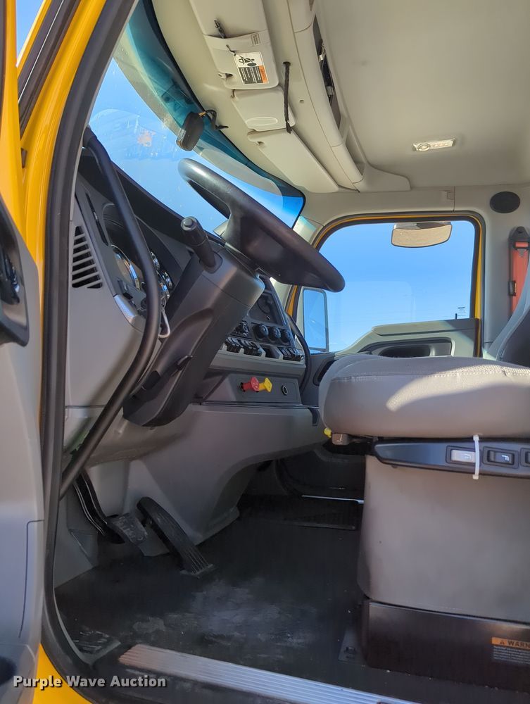 image for item OL9133 2020 Kenworth T680  semi truck