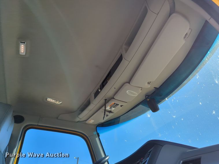 image for item OL9133 2020 Kenworth T680  semi truck