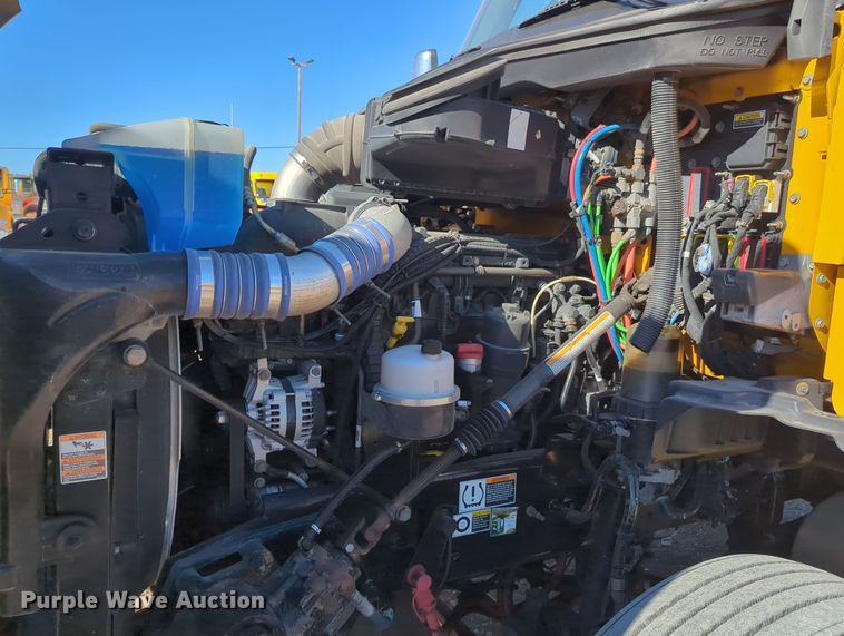 image for item OL9133 2020 Kenworth T680  semi truck