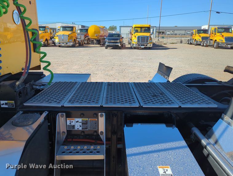 image for item OL9134 2020 Kenworth T680  semi truck