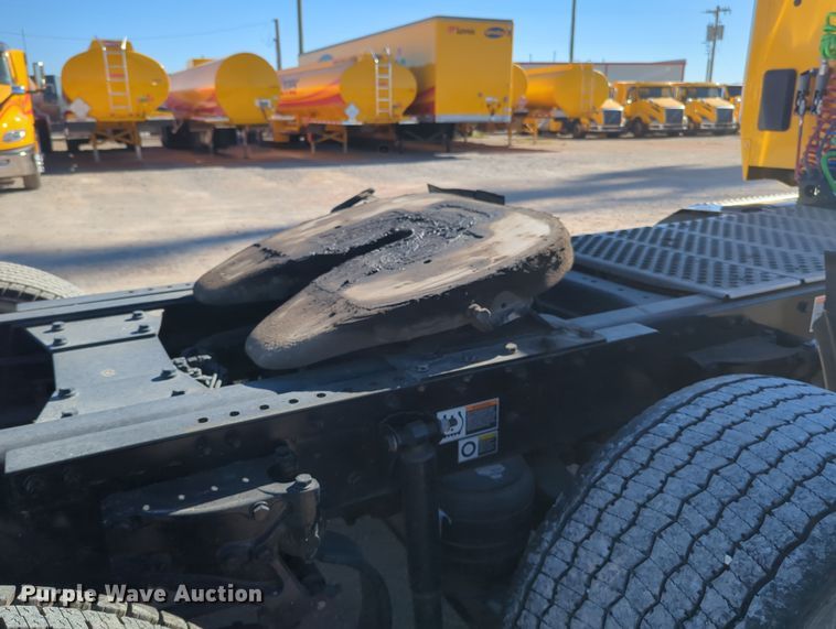 image for item OL9134 2020 Kenworth T680  semi truck