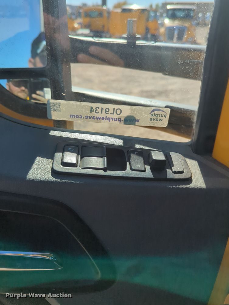 image for item OL9134 2020 Kenworth T680  semi truck