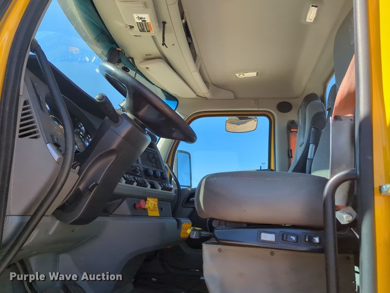 image for item OL9134 2020 Kenworth T680  semi truck