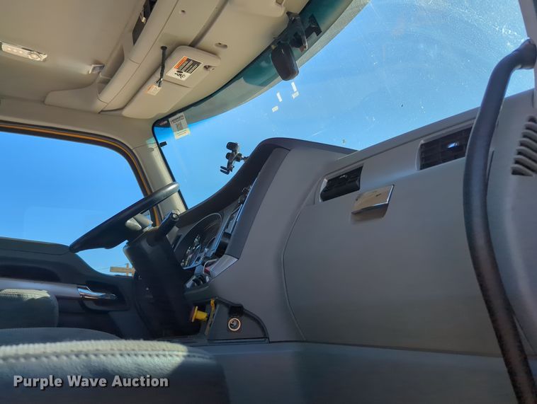 image for item OL9134 2020 Kenworth T680  semi truck