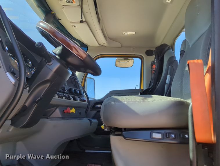 image for item OL9137 2020 Kenworth T680  semi truck