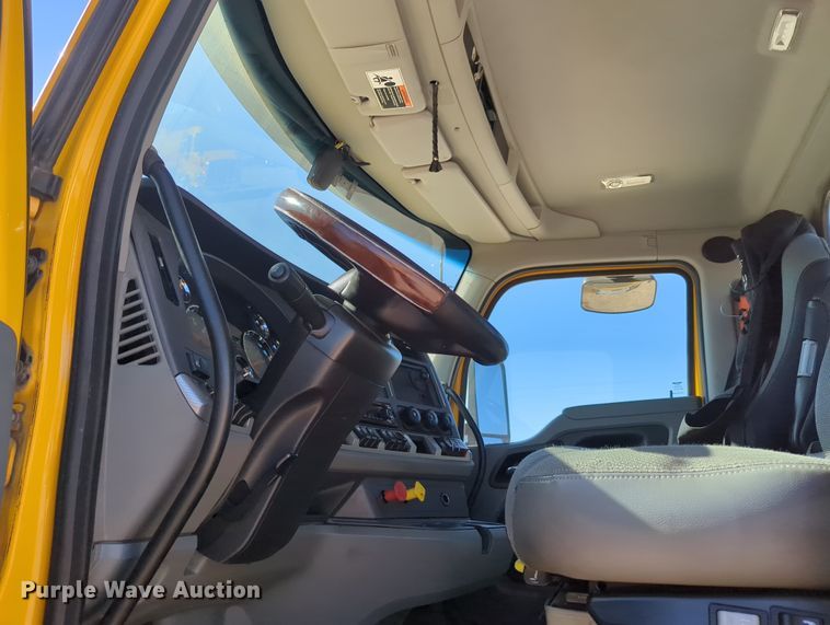 image for item OL9137 2020 Kenworth T680  semi truck