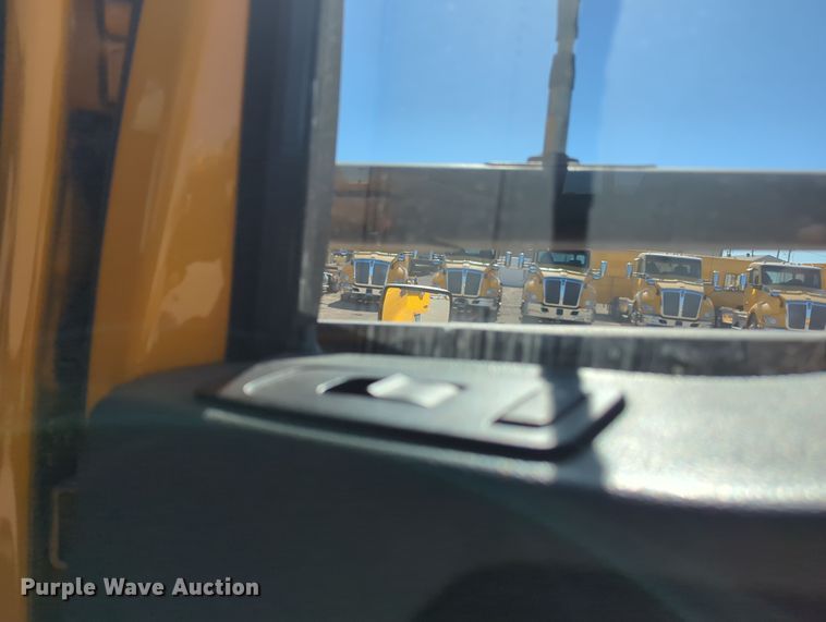 image for item OL9137 2020 Kenworth T680  semi truck