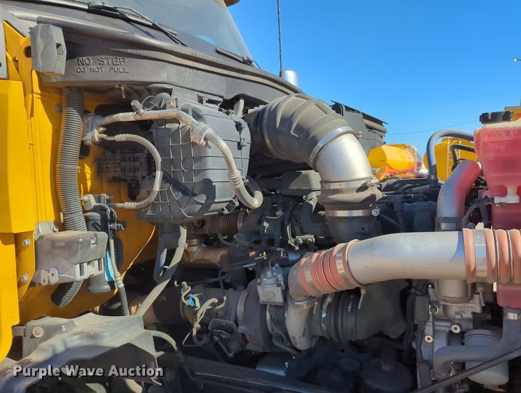 image for item OL9137 2020 Kenworth T680  semi truck