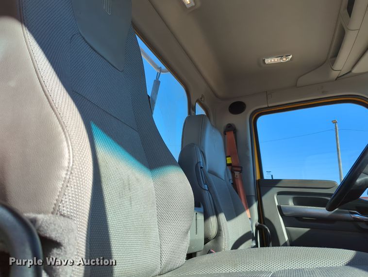 image for item OL9138 2019 Kenworth T680  semi truck