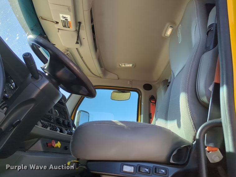 image for item OL9145 2019 Kenworth T680  semi truck