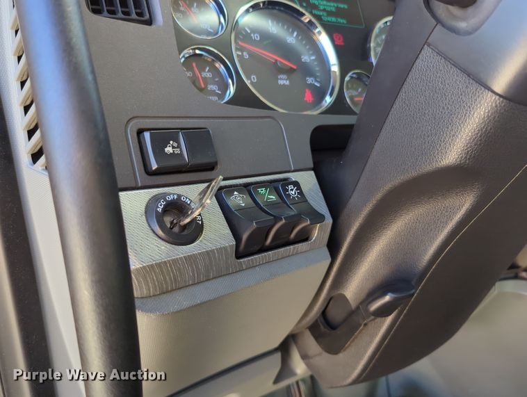 image for item OL9145 2019 Kenworth T680  semi truck