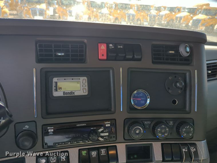 image for item OL9145 2019 Kenworth T680  semi truck