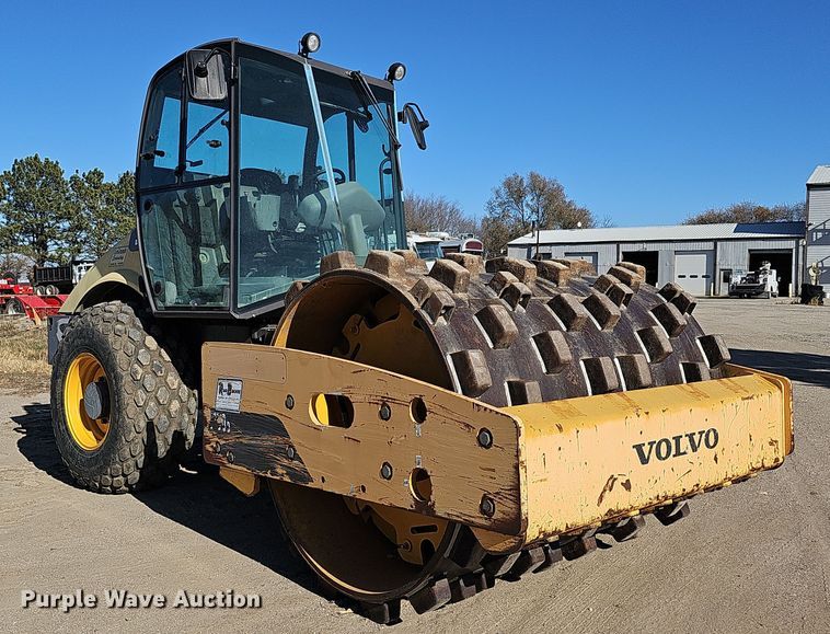 image for item DQ8471 2012 Volvo SD100D single drum vibratory roller