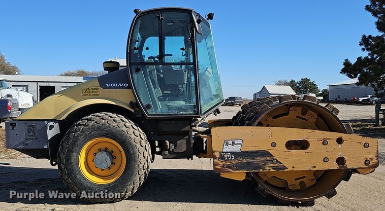 image for item DQ8471 2012 Volvo SD100D single drum vibratory roller